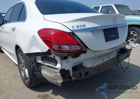 2016 Mercedes-Benz C 300 Luxury/Sport z USA, uszkodzony, nr VIN 55SWF4JB7GU172309